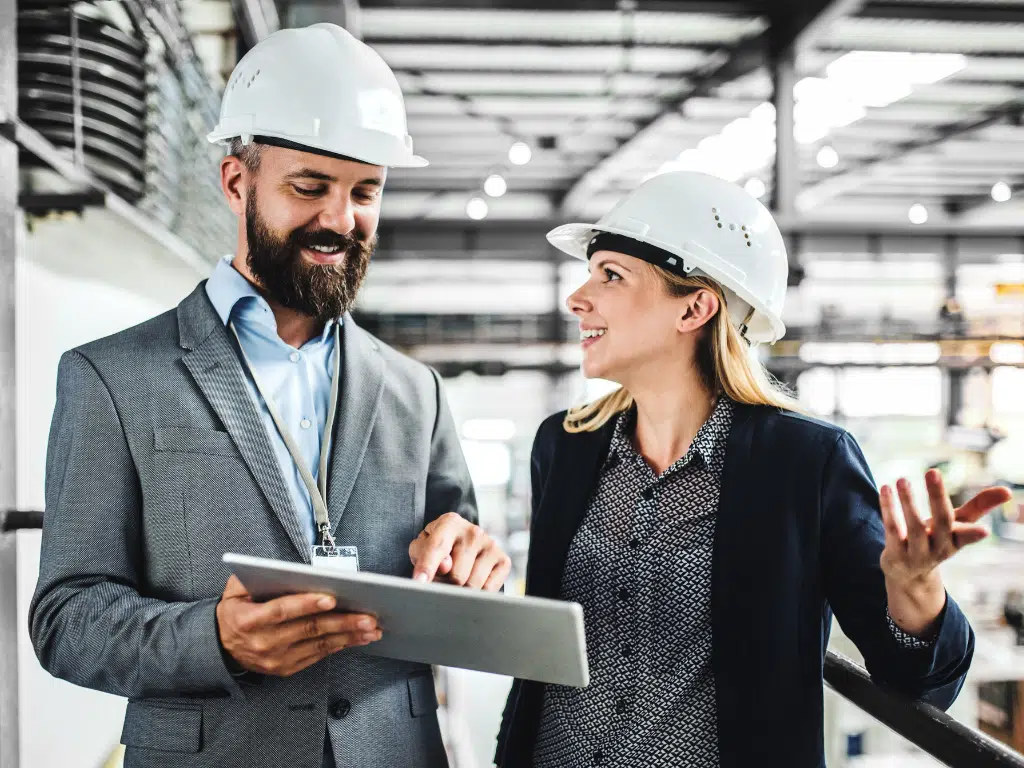 Fiatal férfi laptop előtt egy online szoftvertesztelő tanfolyam során